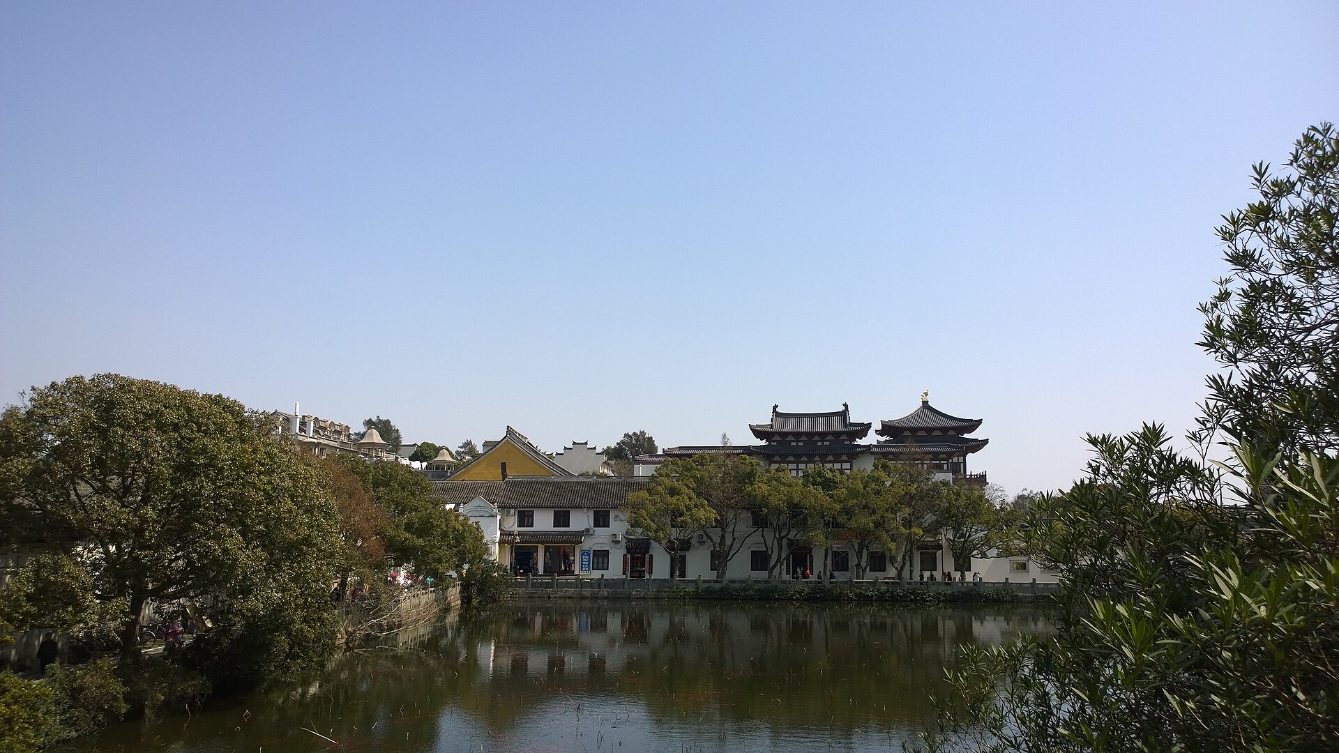 普济禅寺前的湖光山色